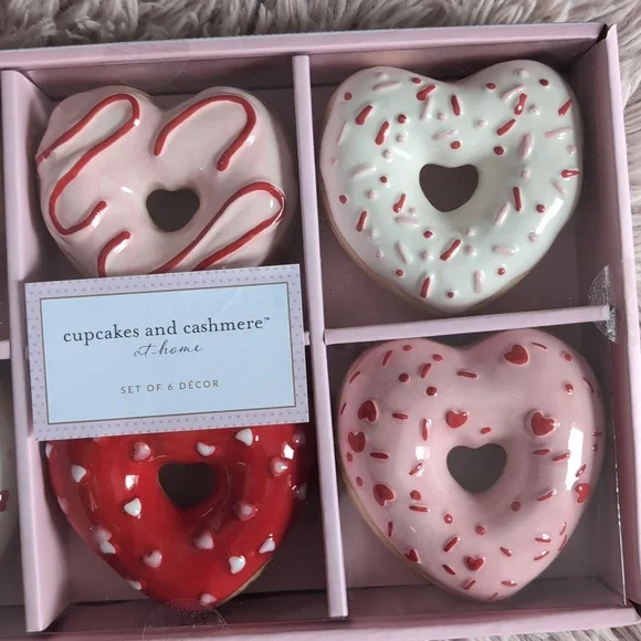 ❌SOLD❌VHTF Cupcakes Cashmere 🍩 Heart Shaped Donut Decor (6 pack) - Picture 3 of 3